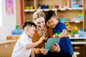 Vì sao nên cho trẻ học tiếng Anh từ sớm? Lợi ích phụ huynh cần biết