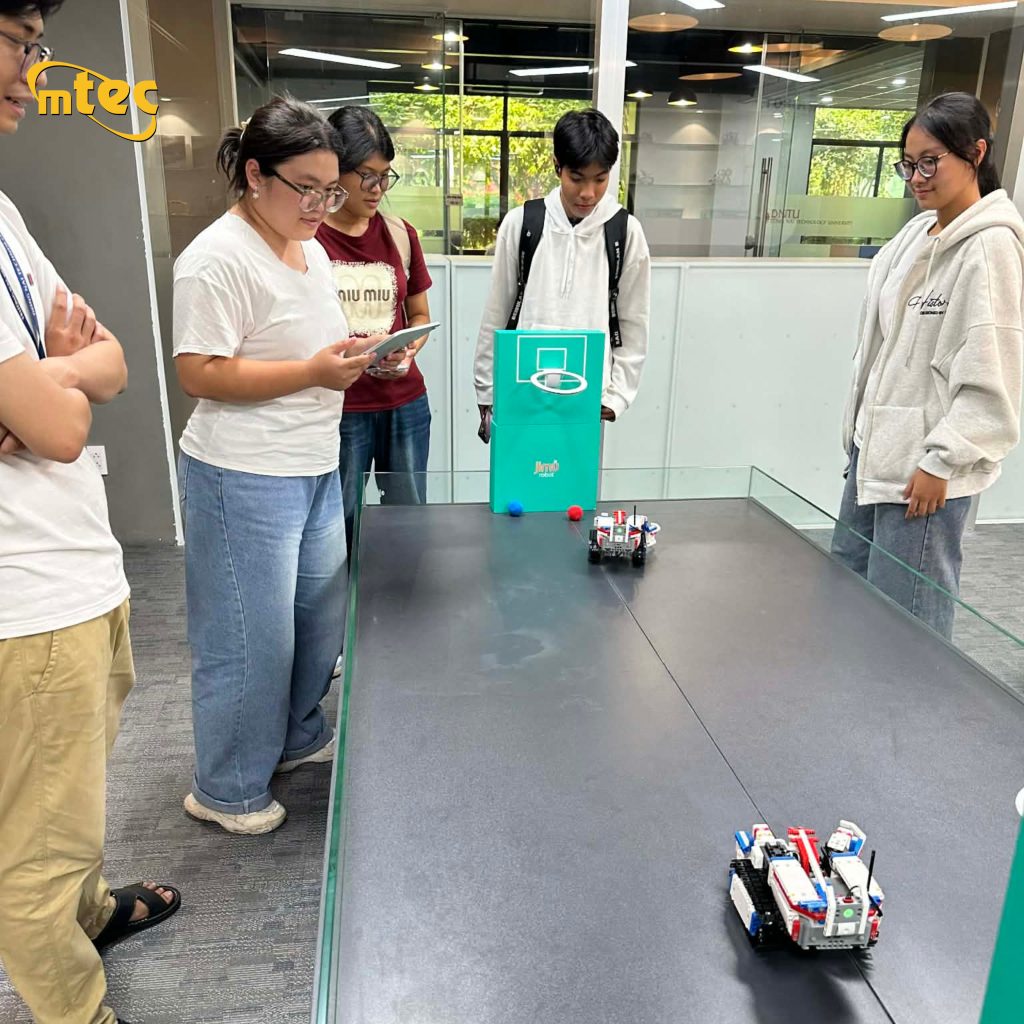 Học sinh MTEC và một buổi “chạm” vào công nghệ
